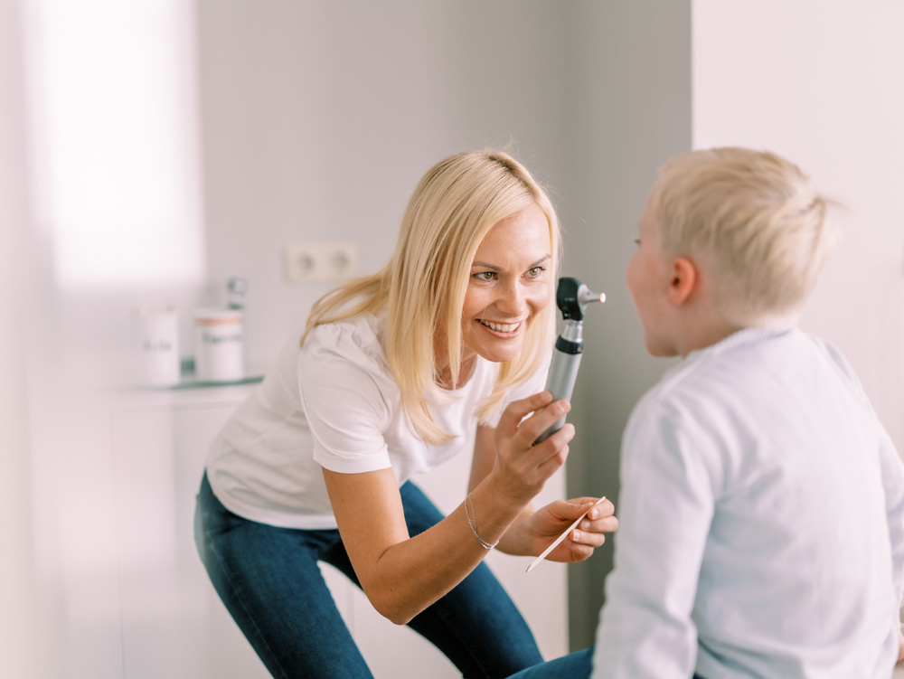 Mutter Kind Pass Untersuchungen Leistungen, Füllungen und Veneers, Foto von Frau bei Zahnarzt