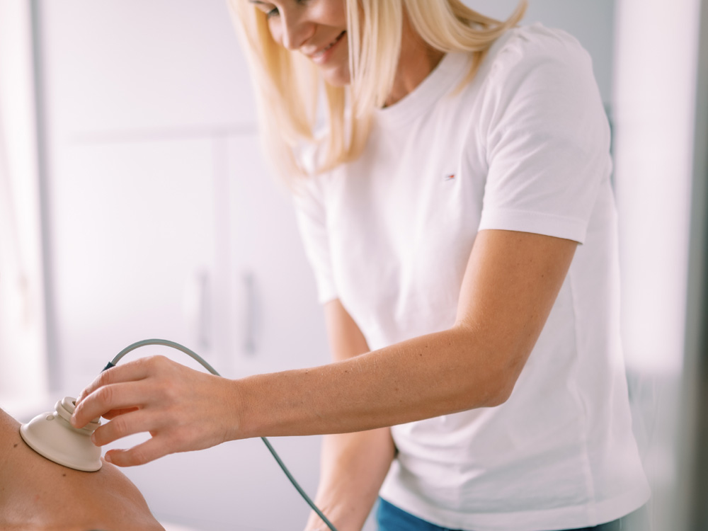 Physikalische Therapie (Strom und Ultraschall) Leistungen, Kinderzahnheilkunde, Foto von Kind und Fr. Dr. Edina Hotic in Ordination