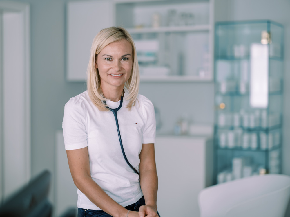 Leistungen, Prophylaxe, Foto mit bunten Zahnbuersten