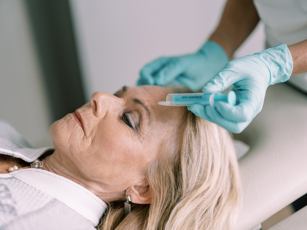 Mesotherapie-Ästhetik Leistungen, Prophylaxe, Foto mit bunten Zahnbuersten